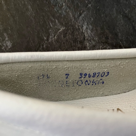 Women’s Minnetonka Moccasin white beaded thunderbird Animiki hard sole. Size 7 - Picture 11 of 12